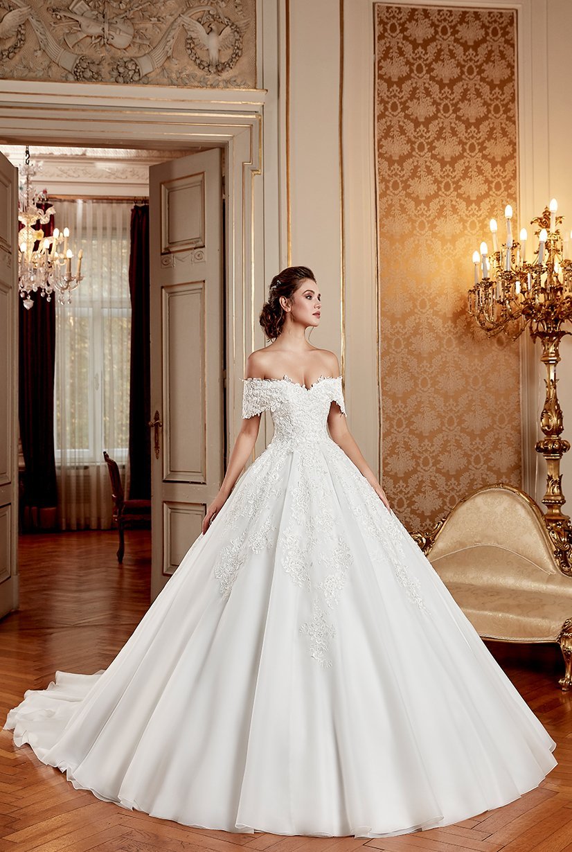 LA FONTAINE - Vestido de novia con hombros descubiertos y falda abullonada LA FONTAINE - Vestido de novia con hombros descubiertos y falda abullonada