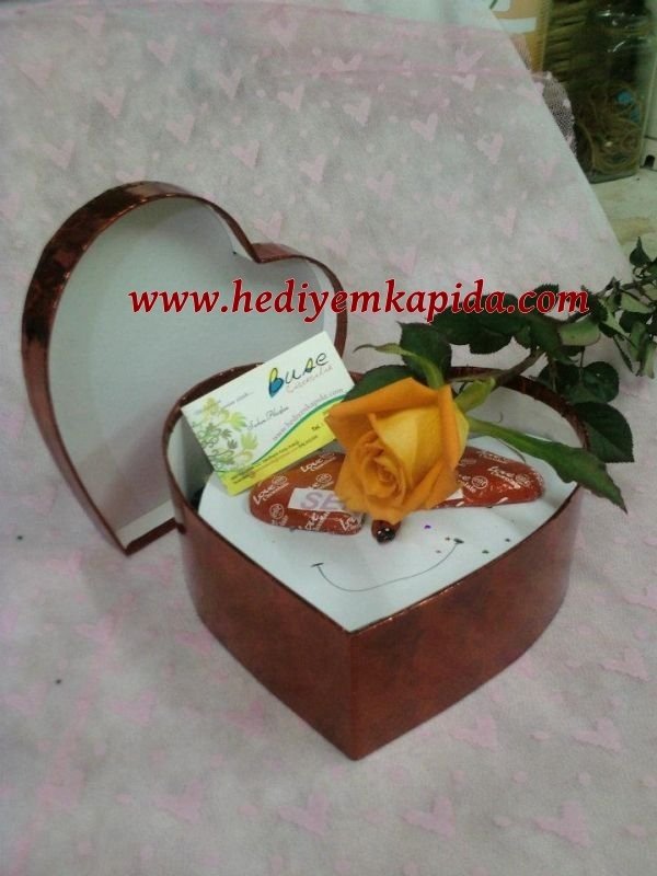 Kalp Kutu Çikolata ve Çiçek Sevgiliye Çiçekler Hızlı Teslimat