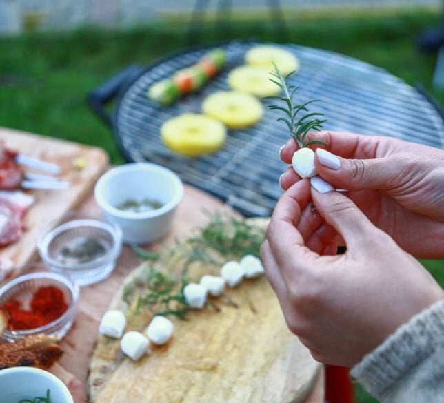 Ein Aperitif, der Ihre Tische färbt: Top-Käse in Rosmarin und gegrillter Ananas | Grillen, grillen, grillen