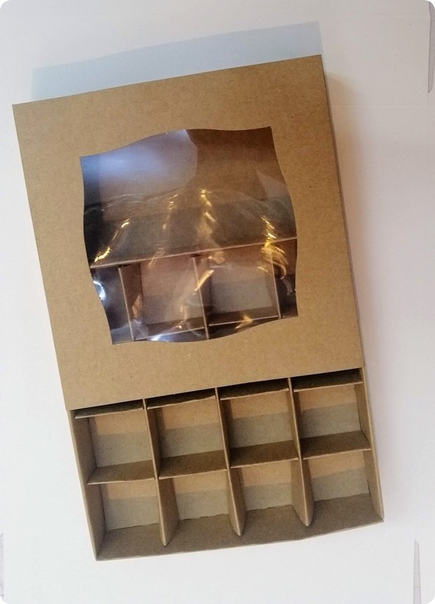 18x18x3 cm Bölmeli Pencereli Karton Çikolata Kutusu Kapınıza Teslim
