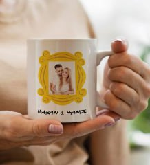 BK Gift Kişiye Özel Fotoğraflı Friends Kapı Çerçevesi Tasarımlı Beyaz Kupa Bardak