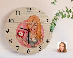 Kişiye Özel Kadın Youtuber Karikatürlü Otantik Ahşap Palet Saat-2